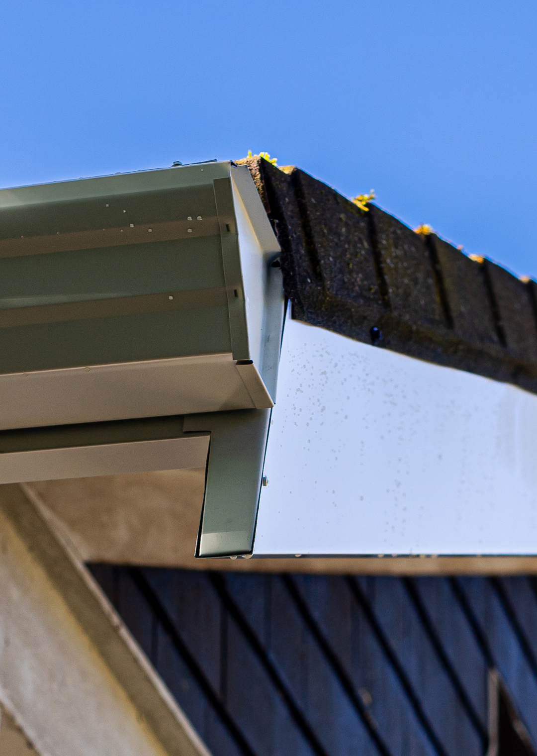 gutter-cleaning-repair-nanaimo-home-aarsen (15)